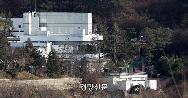 윤석열 대통령에 대한 체포영장을 집행이 중지된 3일 오후 서울 한남동 대통령 관저에 관계자가 이동하고 있다. 김창길 기자