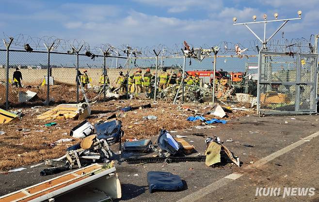 지난달 29일 오전 1시 30분경 태국 방콕을 출발, 오전 8시 30분 무안국제공항에 도착할 예정이던 제주항공 7C 2216편 여객기가 무안공항에서 오전 9시 3분경, 바퀴를 내리지 못한 채 동체착륙을 시도하다 활주로를 이탈 구조물과 충돌하면서 폭발하는 사고를 냈다. 폭발로 인해 사고 비행기 잔해가 공항 인접 도로에까지 날아가 있는 모습.&nbsp;