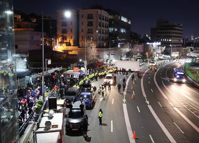 3일 오전 고위공직자범죄수사처 수사관들이 윤석열 대통령을 체포하기 위해 과천청사를 출발했다. 사진은 경찰이 서울 한남동 대통령 관저 인근 도로 등을 통제하는 모습. 연합뉴스