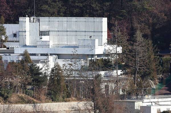 윤석열 대통령 체포영장 집행을 두고 대통령경호처의 대응에 관심이 쏠리고 있다. 사진은 2일 오후 서울 용산구 한남동 대통령 관저 모습. 연합뉴스