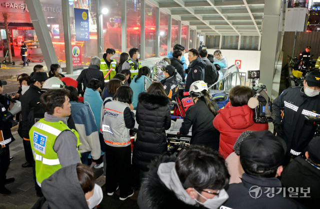 3일 오후 성남시 분당구 야탑동 한 복합건축물 화재현장에서 소방관들이 부상자들을 이동시키고 있다. 윤원규기자