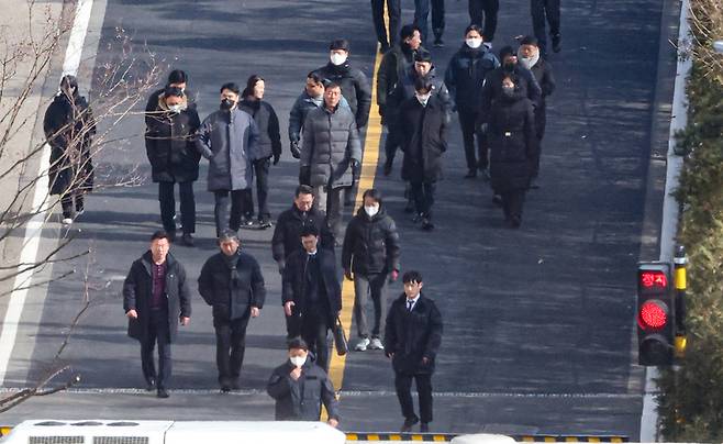 고위공직자범죄수사처 이대환 부장검사 등 수사관들이 3일 서울 용산구 한남동 윤석열 대통령 관저에서 체포 영장 집행에 실패한 뒤 관저에서 철수하고 있다