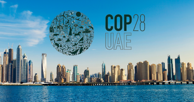 세계 기후회의인 COP28 UAE 포스터. 사진너머로 두바이 스카이라인이 보인다