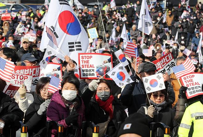 3일 서울 용산구 한남동 대통령 관저 앞에 모여든 윤석열 대통령 지지자들이 태극기와 성조기를 흔들며 공수처의 체포영장 집행을 규탄하고 있다.  이충우 기자