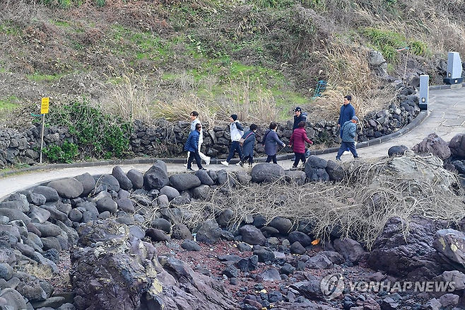 제주시 애월읍 한담해변을 찾은 관광객이 산책하고 있다. 2024.12.5 [사진 = 연합뉴스]