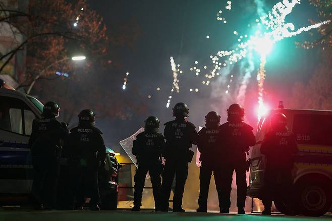 폭죽놀이 지켜보는 경찰. [사진 = 로이터 연합뉴스]