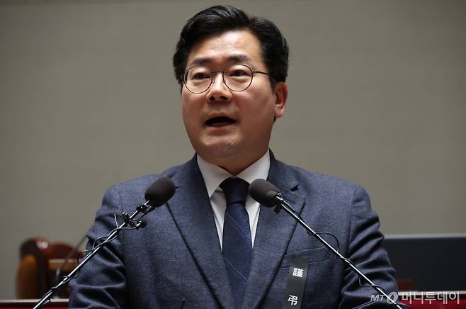 [서울=뉴시스] 조성우 기자 = 박찬대 더불어민주당 원내대표가 2일 오후 서울 여의도 국회에서 열린 비상의원총회에서 발언하고 있다. 2025.01.02. xconfind@newsis.com /사진=조성우