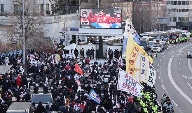 윤석열 대통령 지지자들이 3일 서울 용산구 한남동 대통령 관저 앞에서 고위공직자범죄수사처의 체포영장 집행을 규탄하는 집회를 하고 있다. /사진=(서울=뉴스1) 김성진 기자