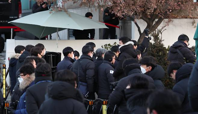 공수처 수사관들이 3일 오전 서울 용산구 윤석열 대통령 관저 앞에서 체포영장 집행을 하기 위해 관저로 향하고 있다. /사진=뉴시스