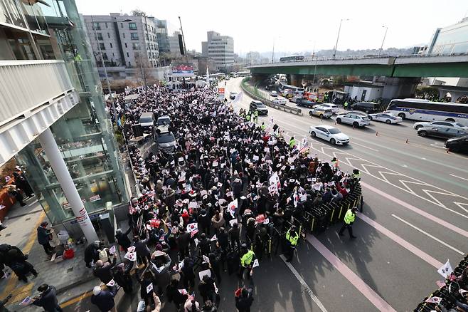 공수처가 윤석열 대통령에 대한 체포영장 집행에 나선 3일 서울 용산구 한남동 대통령 관저 주변에 보수단체 회원과 윤석열 대통령 지지자들이 집결해 있다. /사진제공=뉴스1