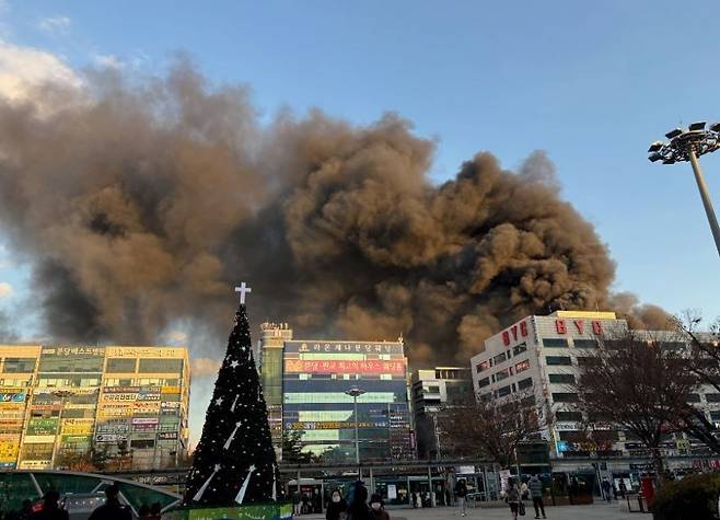 3일 오후 4시 37분 경기 성남시 분당구 야탑동의 한 상가 건물에서 화재가 발생했다. 사진은 화재 현장. (경기도소방재난본부 제공) /사진=뉴스1