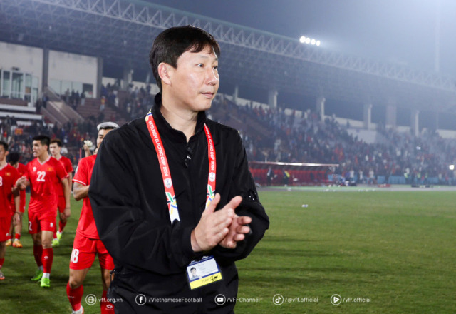 김상식 감독이 태국과 결승 1차전에서 승리한 후 박수를 치고 있다. /베트남축구협회 제공