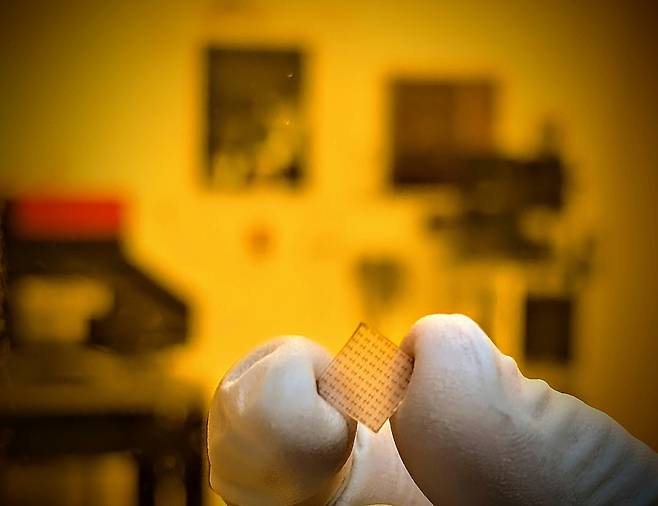 오일권 교수팀이 개발한 새로운 비정질 준금속 나노 극초박막 물질을 적용한 반도체 소자. [아주대학교 제공]