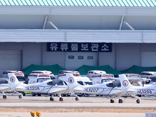 2일 오전 전남 무안군 무안국제공항 공항 차고지에 붙은 유류품 보관소 현수막. 제주항공 참사 닷새째인 이날 희생자 유류품을 유가족에게 인도하는 절차가 시작됐다. 이날 유류품 인수는 소유자가 명확하게 확인된 물품 200여점에 대해서만 이뤄졌다. [연합]