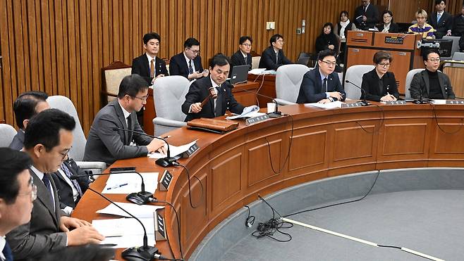 지난해 12월 31일 오전 서울 여의도 국회에서 열린 ‘윤석열 정부의 비상계엄 선포를 통한 내란 진상규명 국정조사특별위원회’ 첫 전체회의에서 안규백 위원장이 의사봉을 두드리고 있다. 이상섭 기자