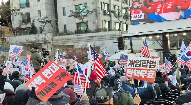 서울 용산구 한남동 관저 근처에서 보수단체 집회가 열리고 있다. 김도윤 기자