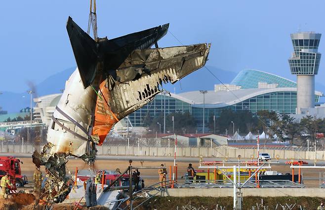 제주항공 여객기 참사 6일째인 3일 오후 전남 무안국제공항 사고 현장에서 동체의 꼬리날개 부분 인양 작업이 진행되고 있다. [연합]