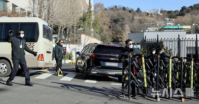 [서울=뉴시스] 김금보 기자 = 고위공직자범죄수사처가 법원으로부터 윤석열 대통령에 대한 체포영장을 발부받은 31일 서울 용산구 대통령 관저로 차량이 들어가고 있다. 2024.12.31. kgb@newsis.com