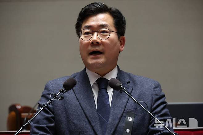 [서울=뉴시스] 조성우 기자 = 박찬대 더불어민주당 원내대표가 2일 오후 서울 여의도 국회에서 열린 비상의원총회에서 발언하고 있다. 2025.01.02. xconfind@newsis.com