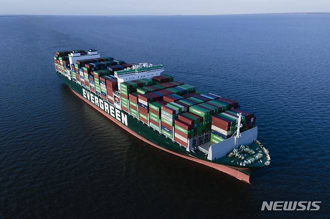 [메릴랜드주=AP/뉴시스] 글로벌 무역 시장에서 대형 선박 대신 중·소형 선박을 선택하는 비중이 커지고 있다고 영국 파이낸셜타임스(FT) 2일(현지시각) 보도했다. 사진은 2022년 3월13일 미국 메릴랜드주 패서디나 인근 해안의 체서피크만에서 컨테이너선 에버 포워드가 움직이고 있는 모습.  2022.3.16