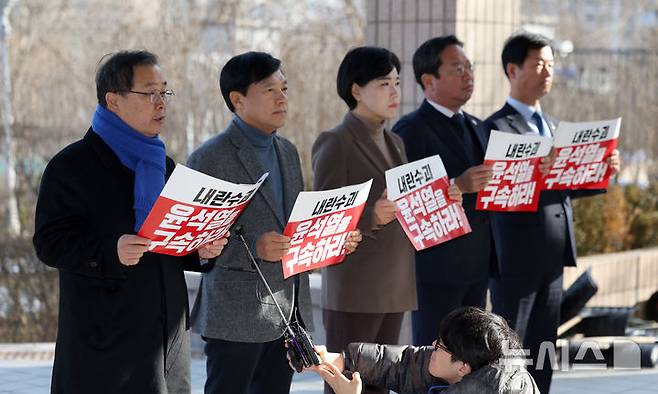 [과천=뉴시스] 김선웅 기자 = 더불어민주당 국회 법제사법위원들이 26일 경기 과천시 정부과천청사 고위공직자범죄수사처에 공수처장 면담 및 항의방문을 하며 윤석열 대통령에 대한 적극적인 수사를 촉구하고 있다. 왼쪽부터 이건태, 이성윤, 전현희 위원, 김승원 간사, 박균택 위원. 2024.12.26. mangusta@newsis.com