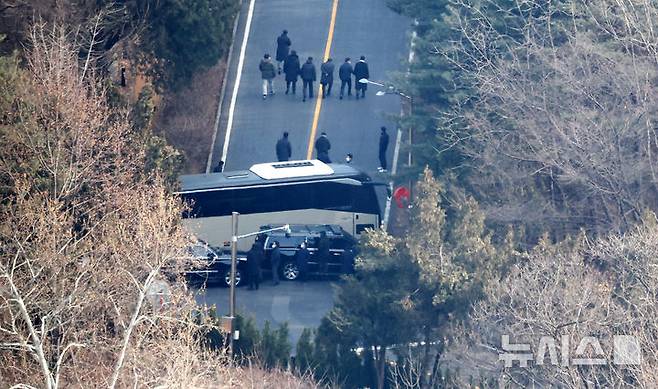 [서울=뉴시스] 추상철 기자 = 공수처의 윤석열 대통령에 대한 체포영장 집행이 이뤄진 3일 오후 서울 용산구 한남동 대통령 관저에서 관계자들이 이동하고 있다. 2025.01.02. scchoo@newsis.com