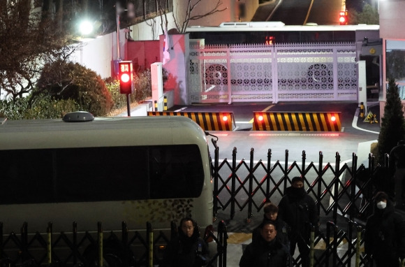 한남동 관저 입구 막은 버스 - 고위공직자범죄수사처가 윤석열 대통령의 체포영장 집행에 나선 3일 서울 용산구 한남동 대통령 관저 입구에 버스가 문을 막고 있다. 연합뉴스