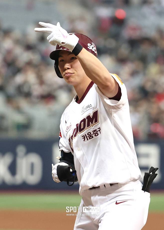 ▲ 김혜성은 지난 시즌에 앞서 일찌감치 메이저리그 진출을 선언했다. 김혜성의 소속팀인 키움은 소속 선수의 메이저리그 진출을 장려하는 팀이다. 국내 선수가 포스팅 시스템을 통해 메이저리그로 진출하면 이적료 개념의 포스팅 비용이 발생한다. 키움이 그동안 강정호, 박병호, 김하성, 이정후가 차례로 메이저리그로 진출하면서 벌어들인 포스팅 금액만 해도 4220만 2015달러에 달한다. ⓒ곽혜미 기자
