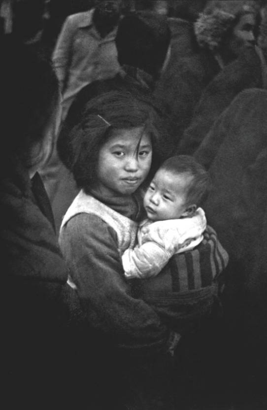 한국전쟁 기간 동생을 안고 있는 소녀. [사진 | 유엔 포토]