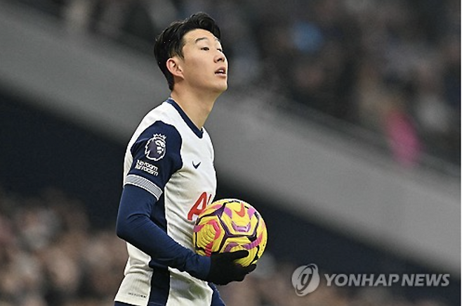 지난 2001년부터 2005년까지 토트넘 홋스퍼에서 골키퍼로 활약했으며 지금도 토트넘에 애정을 갖고 있는 유명 골키퍼 선배가 손흥민의 현 소속팀 잔류를 예상했다. 영국 매체 '스포츠몰'은 3일 "토트넘의 주장 손흥민이 소속팀과 계약이 6개월에 접어들었다. 그런도 불구하고 케이시 켈러는 손흥민이 북런던에서 선수 생활을 이어 갈 것이라고 말했다"라고 보도했다.&nbsp;켈러는 미국 국가대표 출신으로 브래드 프리델과 함께 프리미어리그에 미국 골키퍼 전성시대를 열어젖힌 스타플레이어 출신이고, 토트넘에도 애정이 강하다. 그런 그가 손흥민의 잔류를 확신했다. 연합뉴스