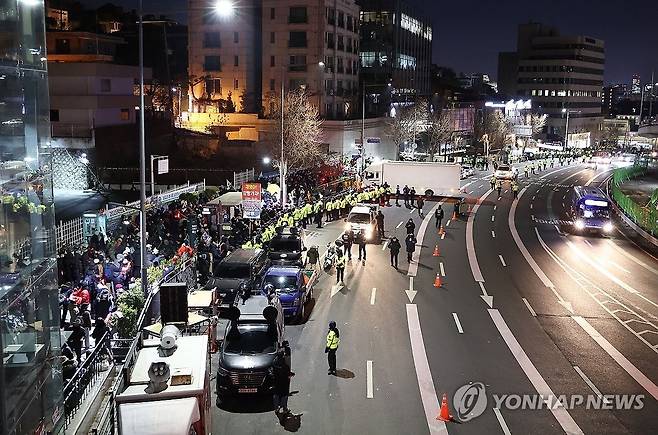 한남동 관저 앞 모습 (서울=연합뉴스) 윤동진 기자 = 고위공직자범죄수사처가 윤석열 대통령의 체포영장을 집행을 시작한 3일 서울 한남동 대통령 관저 인근의 모습. 2025.1.3 mon@yna.co.kr