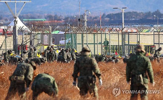 사고 6일째, 계속되는 수색 (무안=연합뉴스) 김도훈 기자 = 3일 오전 전남 무안군 무안국제공항 제주항공 여객기 참사 현장에서 군·경찰이 수색작업을 벌이고 있다. 2025.1.3 superdoo82@yna.co.kr