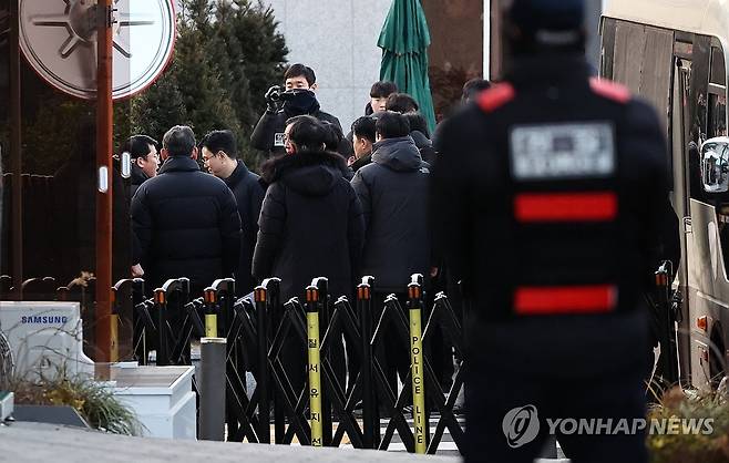 공수처, 한남동 관저 진입 (서울=연합뉴스) 윤동진 기자 = 윤석열 대통령에 대한 체포영장 집행에 나선 고위공직자범죄수사처 수사관들이 3일 서울 한남동 대통령 관저 입구를 통과해 진입하고 있다. 2025.1.3 mon@yna.co.kr