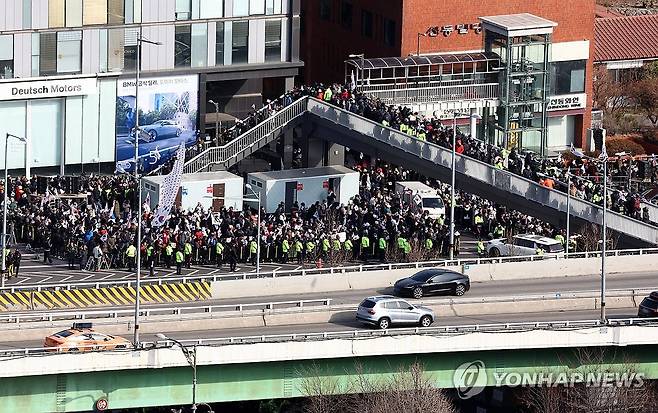 한남동 관저 앞 인파 (서울=연합뉴스) 김인철 기자 = 고위공직자범죄수사처가 윤석열 대통령의 체포영장 집행에 나선 3일 서울 용산구 한남동 대통령 관저 인근이 지지자들과 경찰로 북적이고 있다. 2025.1.3 yatoya@yna.co.kr