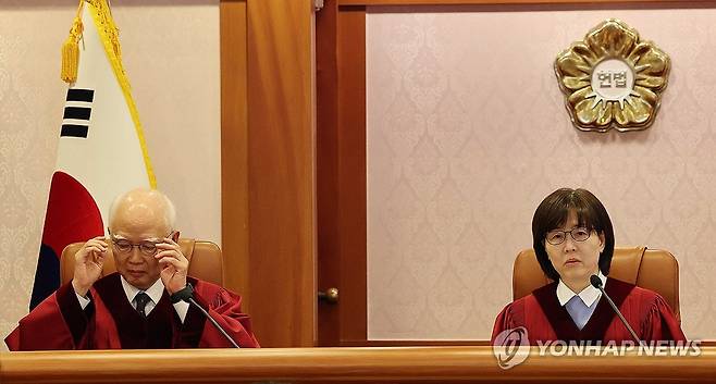 2회 변론준비기일 진행하는 정형식·이미선 재판관 (서울=연합뉴스) 임화영 기자 = 정형식(왼쪽), 이미선 헌법재판관이 3일 오후 서울 종로구 헌법재판소 소심판정에서 열린 윤석열 대통령 탄핵심판 2회 변론준비기일을 진행하고 있다. 2025.1.3 [공동취재] hwayoung7@yna.co.kr