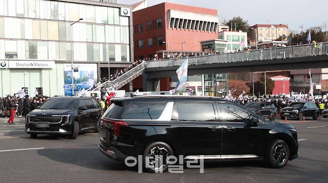 고위공직자범죄수사처가 지난 3일 경호처의 저지로 윤석열 대통령에 대한 체포영장 집행을 중지했다. 이날 오후 공수처 수사 관계자들을 태운 차량이 한남동 대통령 관저를 나와 과천으로 향하고 있다. (사진=이데일리 노진환 기자)