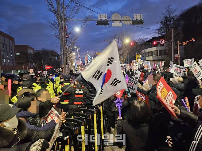 4일 오후 서울 용산구 한남동 인근에서 행진 중인 촛불집회 참가자들과 태극기 집회 참석자들이 언쟁을 펼치고 있다. (사진=김형환 기자)