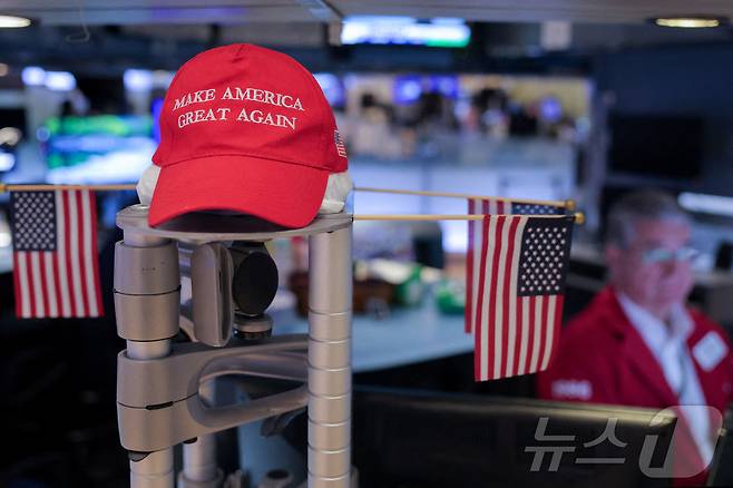 NYSE.. 트럼프의 MAGA 모자가 놓여 있다.  ⓒ 로이터=뉴스1