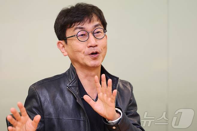 쉰 셋에 소설가로 데뷔한  권석 MBC PD는 "소설 쓰기를 통해  인생을 깊이 파헤쳐 보고 싶다"고 했다. / 뉴스1 ⓒ News1 황기선 기자