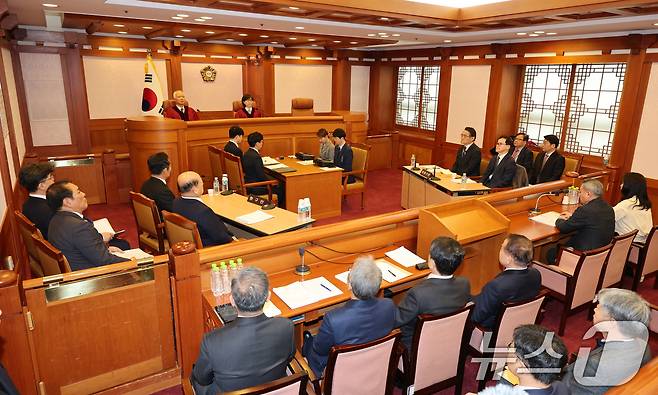 정형식, 이미선 헌법재판관 주재로 3일 오후 서울 종로구 헌법재판소에서 윤석열 대통령 탄핵심판 2차 변론준비기일이 열리고 있다. (공동취재) 2025.1.3/뉴스1 ⓒ News1 임세영 기자