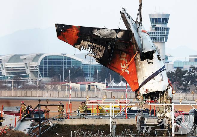 제주항공 여객기 참사 엿새째인 3일 오후 전남 무안국제공항 참사 현장에서 제주항공 7C2216편 사고 기체의 꼬리 부분이 크레인에 의해 인양되고 있다. 2025.1.3/뉴스1 ⓒ News1 오대일 기자