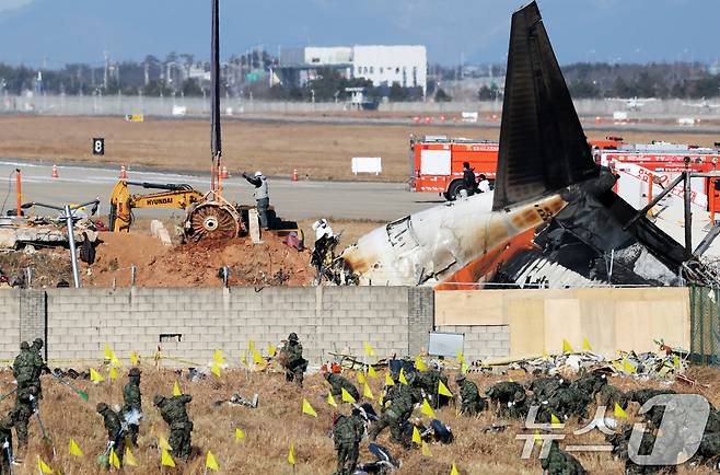 제주항공 여객기 참사 엿새째인 3일 오후 전남 무안국제공항 참사 현장에서 로컬라이저(방위각시설) 둔덕에 파묻힌 사고 기체 엔진이 인양되고 있다. 2025.1.3/뉴스1 ⓒ News1 오대일 기자