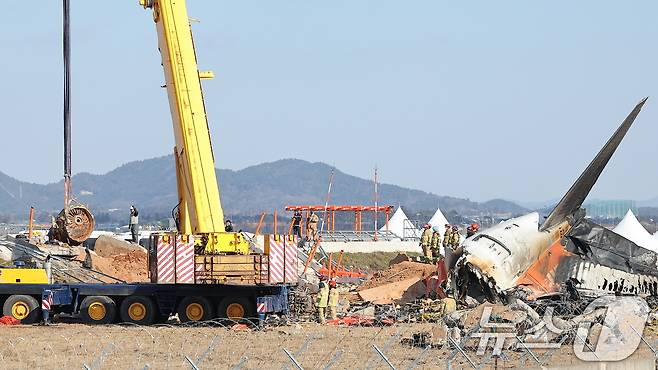 제주항공 여객기 참사 엿새째인 3일 오후 전남 무안국제공항 참사 현장에서 로컬라이저(방위각시설) 둔덕에 파묻힌 제주항공 7C2216편의 엔진이 크레인으로 인양되고 있다. 2025.1.3/뉴스1 ⓒ News1 김진환 기자