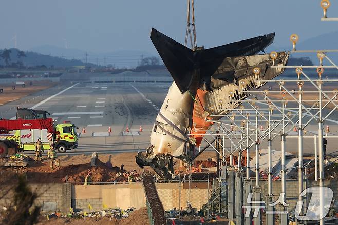 제주항공 여객기 참사 엿새째인 3일 오후 전남 무안국제공항 참사 현장에서 사고 기체의 꼬리 부분이 타워크레인에 의해 인양되고 있다. 2025.1.3/뉴스1 ⓒ News1 오대일 기자