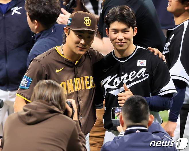 17일 서울 고척스카이돔에서 열린 팀코리아와 샌디에이고(SD) 파드리스의 미국프로야구(MLB) 서울시리즈 연습경기가 마친 뒤 샌디에이고 파드리스 김하성과 팀 코리아 김혜성이 기념 촬영을 하고 있다. 2024.3.17/뉴스1 ⓒ News1 김진환 기자