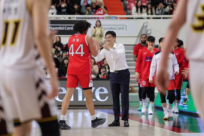 울산 현대모비스의 조동현 감독(오른쪽)과 게이지 프림. (KBL 제공)