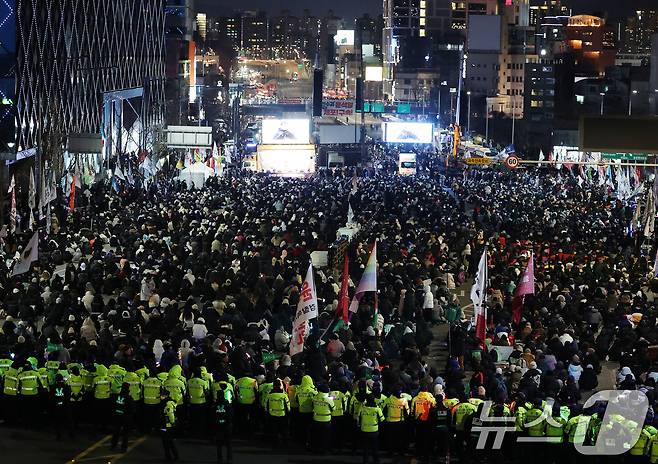 4일 서울 용산구 대통령 관저 인근에서 열린 윤석열 대통령 체포·탄핵 찬반 집회로 한남대로 양방향이 통제되고 있다. 2025.1.4/뉴스1 ⓒ News1 임세영 기자