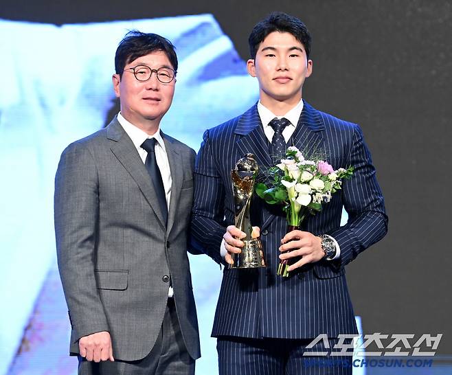 26일 롯데호텔월드에서 열린 2024 KBO 시상식, 2루수부문 수비상 키움 김혜성이 상을 받고 있다. 잠실=허상욱 기자 wook@sportschosun.com/2024.11.26/