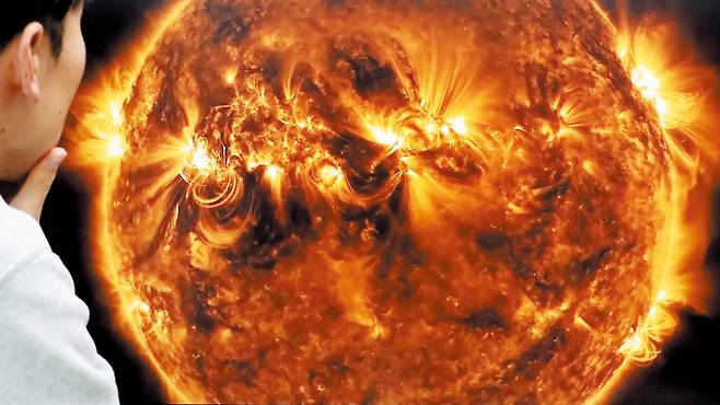 지난 2일 대전 유성구 한국천문연구원 우주감시센터에서 한 연구원이 모니터를 통해 '태양 활동 관측위성(SDO)'이 보내온 태양 영상을 살펴보고 있다. AI(인공지능)가 이런 태양 관측 데이터를 실시간으로 분석해 태양 활동의 변화를 예측한다./사진=신현종 기자