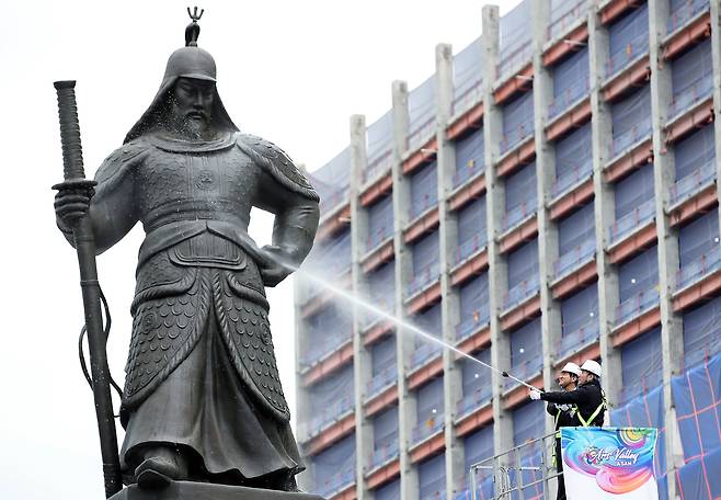 지난 2023년 4월 25일 충무공 이순신 장군 탄신일을 맞아 오세훈 서울시장과 박경귀 아산시장이 공동 친수식을 하고 있다. 충무공은 1545년 을사년에 태어났다. 친수식은 충남 아산 현충사에서 우물물을 길어와 동상을 물로 씻는 행사다. /뉴스1
